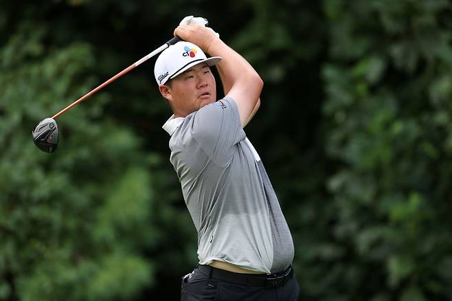 임성재가 PGA투어 플레이오프 2차전 BMW 챔피언십에서 간절한 표정으로 티샷하고 있다. 사진 | AFP 연합뉴스