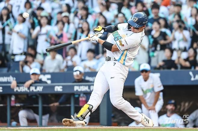 김주원이 16일 창원 한화전에서 안타를 치고 있다. 사진 | NC 다이노스