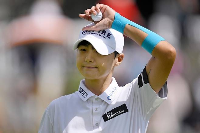 박성현이 18일(한국시간) 컬럼비아 에지워터CC에서 열린 LPGA투어 포틀랜드 클래식 최종라운드에서 밝은 표정으로 갤러리에게 인사하고 있다. 사진 | AFP 연합뉴스
