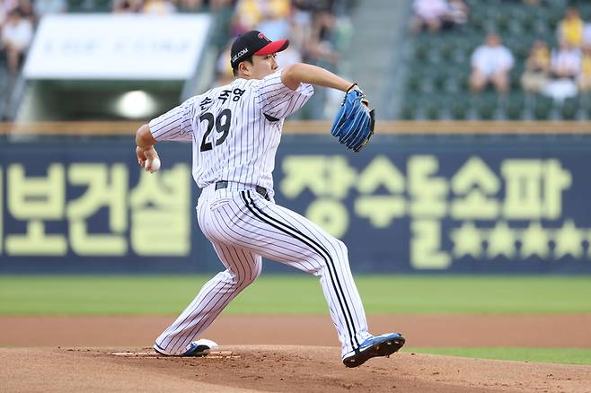LG 손주영이 30일 서울 잠실구장에서 열린 2025 KBO리그 정규시즌 KT전에 선발 등판해 역투하고 있다. 사진 | LG 트윈스