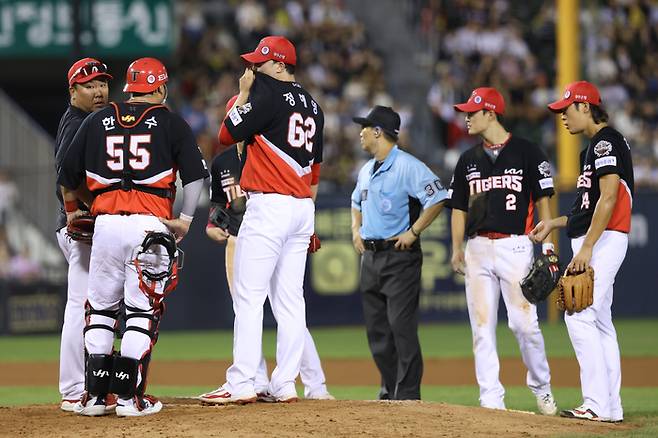 KIA 이범호 감독(왼쪽)이 마무리 정해영이 주춤하자 마운드에 올라 선수단과 얘기하고 있다. 사진 | KIA 타이거즈