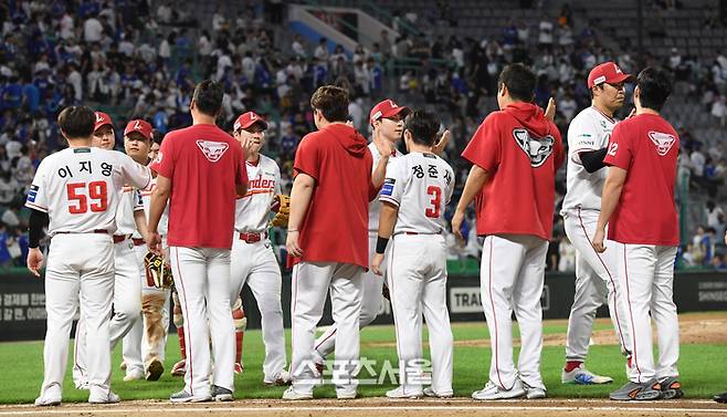 SSG 선수들이 6일 인천 SSG랜더스필드에서 열린 2025 KBO리그 삼성과 경기에서 5-4로 승리한 뒤 하이파이브를 나누고 있다. 문학 | 박진업 기자 upandup@sportsseoul.com