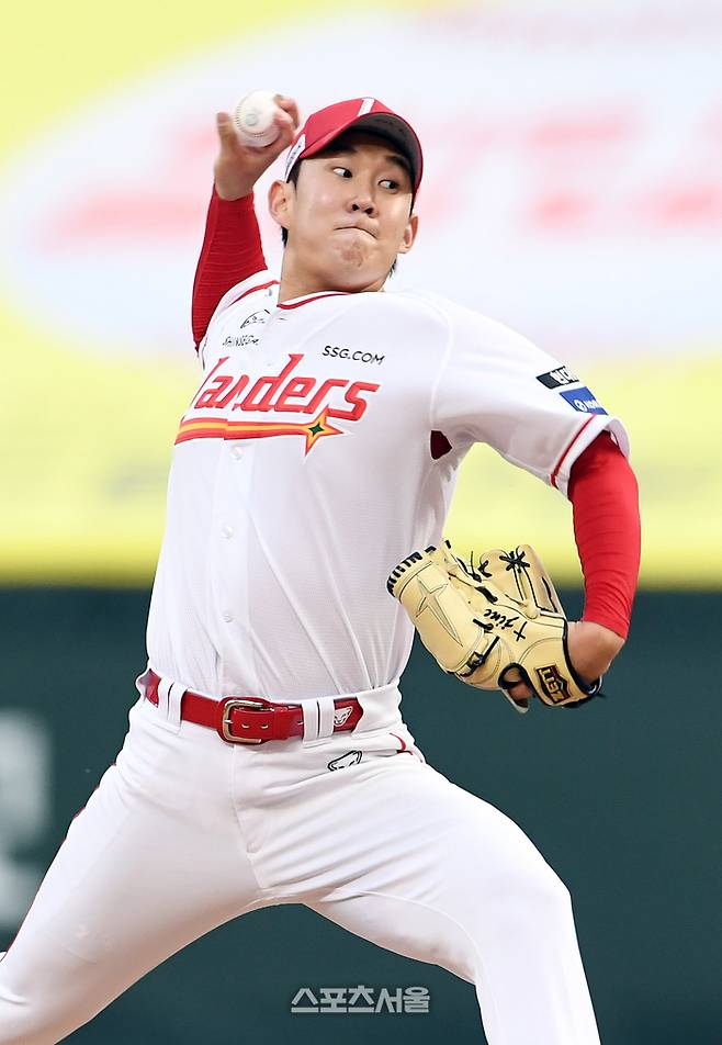 SSG 송영진이 26일 인천 SSG랜더스필드에서 열린 2025 KBO리그 롯데와 경기에 선발 등판해 힘차게 공을 던지고 있다. 문학 | 박진업 기자 upandup@sportsseoul.com