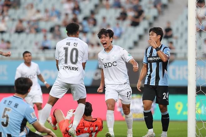 천안종합운동장/ K리그2/ 천안시티FC vs 부산아이파크/ 부산 전성진 득점/ 골 세레머니/ 사진 하서영
