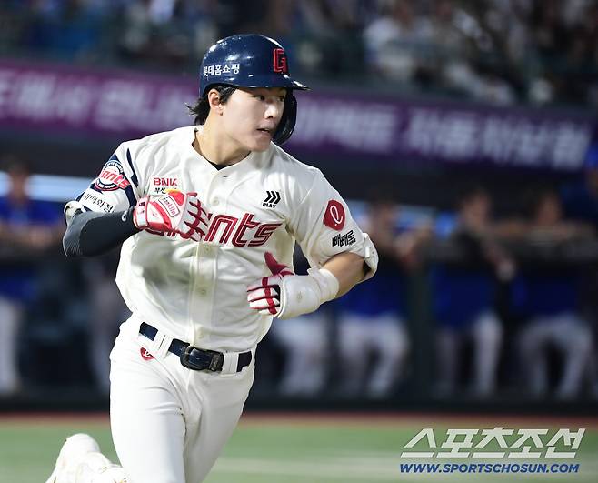 17일 부산 사직구장에서 열린 롯데와 삼성의 경기. 7회말 동점 1타점 적시타 날린 롯데 한태양. 부산=송정헌 기자songs@sportschosun.com/2025.08.17/