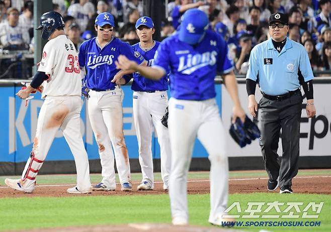 17일 부산 사직구장에서 열린 롯데와 삼성의 경기. 7회말 1사 1, 2루. 삼성의 송구 실책으로 두 명의 주자가 득점한 롯데. 부산=송정헌 기자songs@sportschosun.com/2025.08.17/
