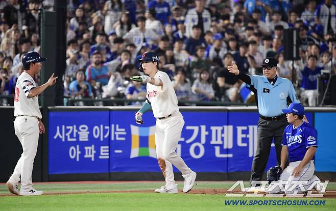 17일 부산 사직구장에서 열린 롯데와 삼성의 경기. 7회말 1사 1, 2루. 삼성의 송구 실책으로 득점에 성공한 롯데 고승민. 부산=송정헌 기자songs@sportschosun.com/2025.08.17/