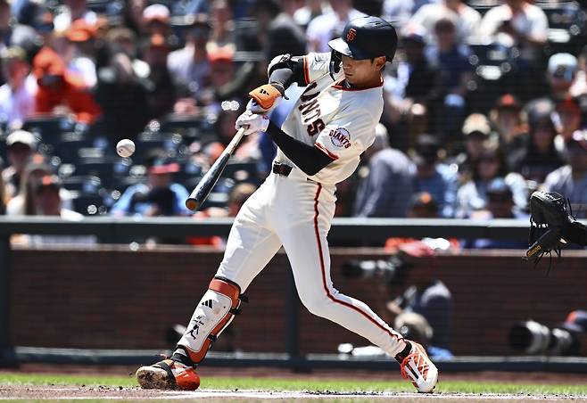 이정후가 1회말 우측으로 2루타를 터뜨리고 있다. AP연합뉴스