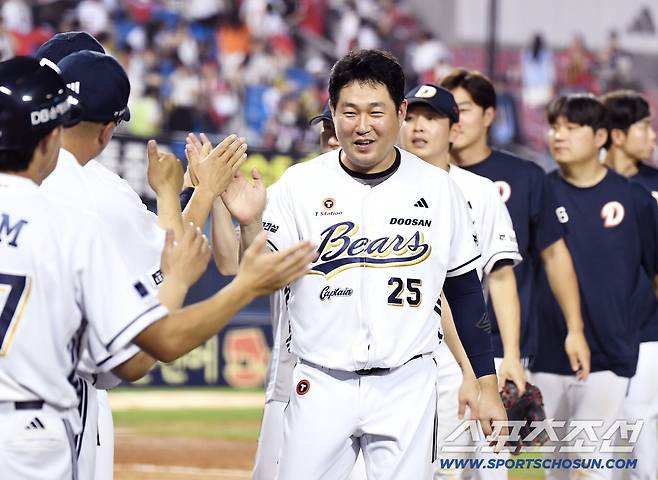 17일 서울 잠실구장에서 열린 KIA-두산전. 4대2 역전승을 거두며 4연승을 달린 양의지 등 두산 선수들이 하이파이브하고 있다. 잠실=정재근 기자 cjg@sportschosun.com/2025.8.17/