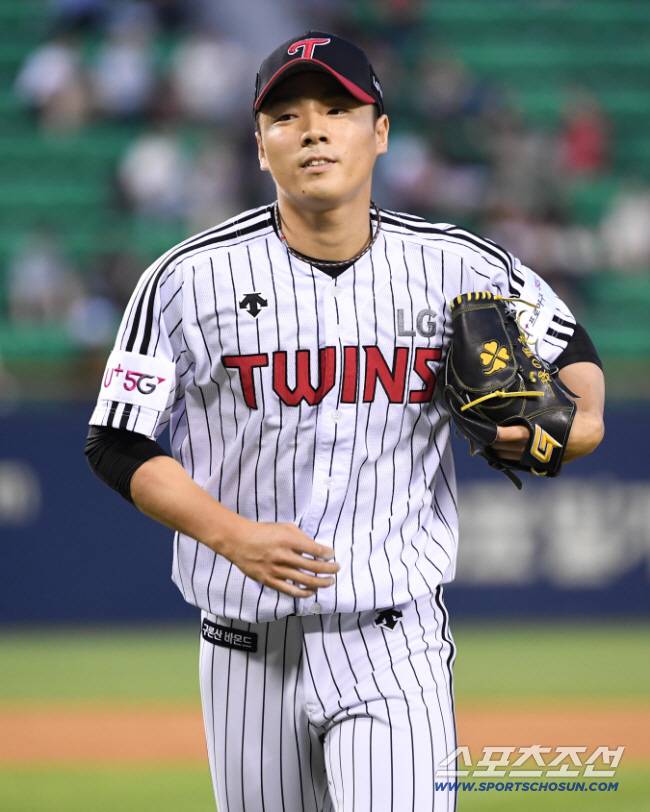 LG 트윈스와 두산 베어스의 2019 KBO 리그 경기가 9일 잠실구장에서 열렸다. 5회초 수비를 마친 LG 한선태가 덕아웃으로 향하고 있다. 잠실=허상욱 기자 wook@sportschosun.com/2019.07.09/