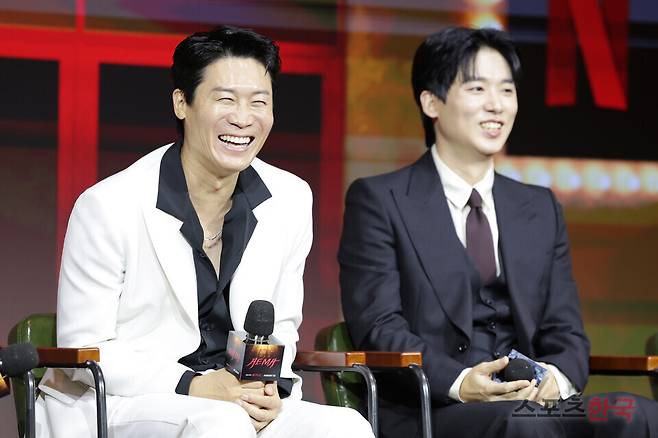 ​넷플릭스 시리즈 '애마'의 제작발표회에 참석한 배우 진선규, 조현철. 25.8.18 ⓒ이혜영 기자 lhy@hankooki.com​