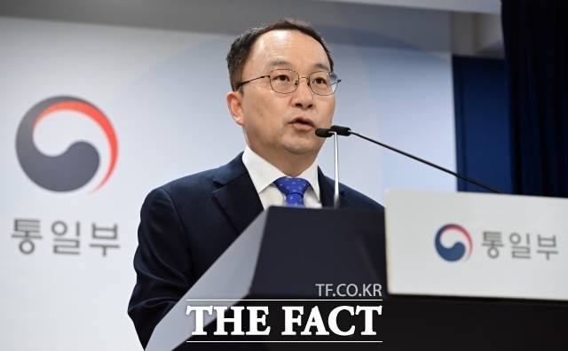 구병삼 통일부 대변인은 18일 윤석열 정부의 8·15 통일 독트린을 폐기하고 남북 신뢰 회복 조치를 일관되게 추진하겠다고 밝혔다. 앞서 윤석열 정부는 8·15 통일 독트린을 통해 사실상의 '흡수통일론'을 제시한 바 있다. /임영무 기자