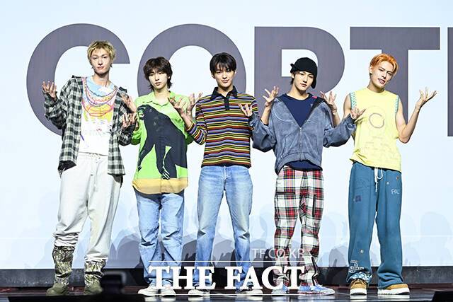 그룹 코르티스(CORTIS)의 마틴과 주훈, 건호, 성현, 제임스(왼쪽부터)가 18일 오후 서울 용산구 블루스퀘어 SOL 트래블홀에서 열린 데뷔 앨범 'COLOR OUTSIDE THE LINES(컬러 아웃사이드 더 라인스)' 발매 기념 쇼케이스에 참석해 포즈를 취하고 있다. /서예원 기자