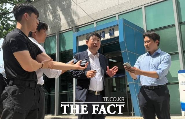 유튜브 채널 신의한수 대표 신혜식 씨가 18일 오후 서울경찰청 앞에서 휴대전화 포렌식 참관을 위해 출석했다./김형준 기자