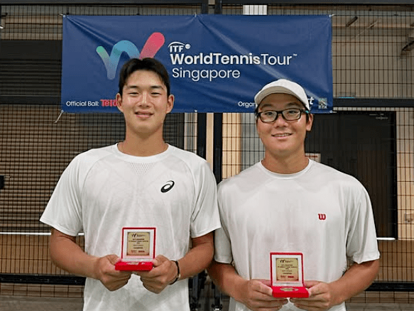 ITF 싱가폴(M15) 대회에서 복식 우승한 김동주와 오찬영(오른쪽). 김동주 SNS