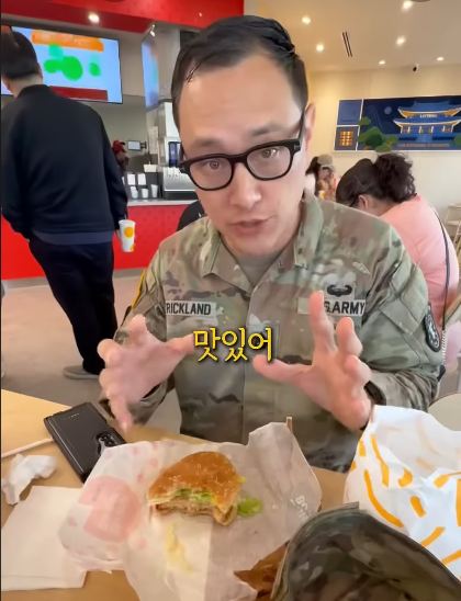 유튜버 아르미안이 자신의 채널 '아미 안(ARMY AHN) 한국계 미군'에 지난 16일 롯데리아 미국 1호점을 방문한 영상을 게재했다. 유튜브 채널 ARMY AHN