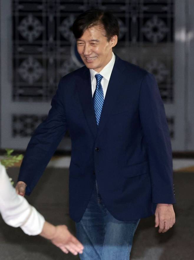 조국혁신당 조국 전 대표가 지난 15일 광복절 특별사면·복권 조치로 출소하며 서울 구로구 남부교도소를 나서고 있다. 연합뉴스