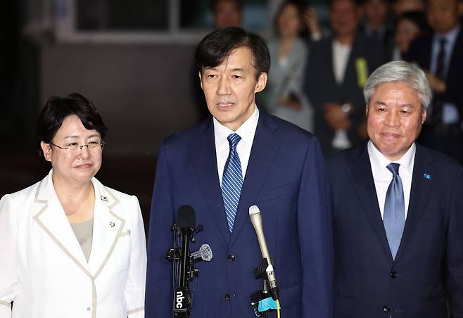 조국 전 조국혁신당 대표가 15일 새벽 구로구 서울남부구치소를 나서며 소회를 밝히고 있다. /뉴스1