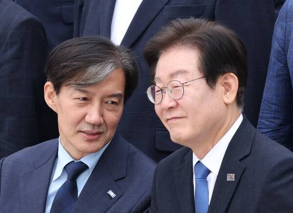 이재명 당시 더불어민주당 대표(현 대통령)와 조국 전 조국혁신당 대표(왼쪽)가 지난해 9월 국회 개원식을 마친 뒤 대화하고 있다/ 뉴시스