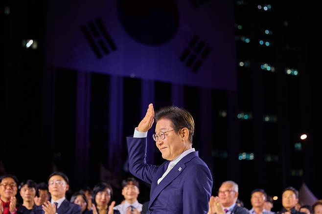 이재명 대통령이 지난 15일 서울 세종대로 광화문광장에서 열린 '광복 80년, 국민 주권으로 미래를 세우다' 제21대 대통령 국민 임명식에서 손 들어 인사하고 있다./이재명 대통령 SNS