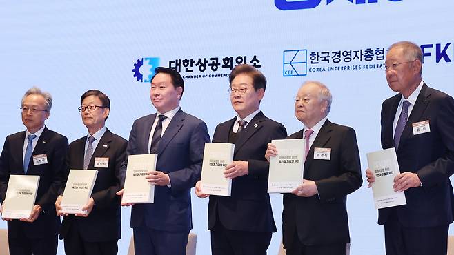 이재명 대통령이 지난 5월 더불어민주당 대선 후보시절  서울 중구 대한상공회의소에서 열린 경제5단체장과 간담회에 참석해 정책제언집을 들고 함께 기념사진을 찍고 있다./국회사진기자단