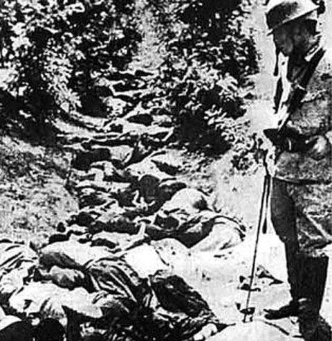 1937년 중국 난징(南京)에서 한 일본군이 중국인 시신들을 바라보고 있다. 장쑤(江蘇)성 사회과학원 역사연구소는 10년간 자료를 수집해 6일 발간한 ‘난징 대학살 사료집’에서 “항저우(杭州)에서 난징에 이르는 길 주변 물웅덩이마다 시신이 산더미처럼 쌓였다”는 일본군 병사의 증언을 실었다.
