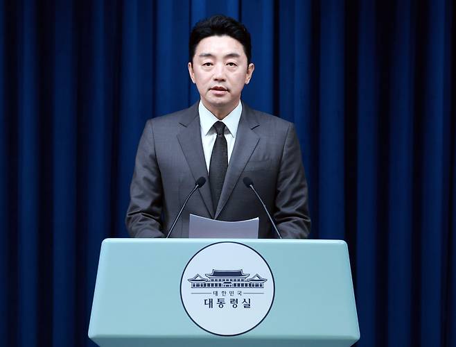 강훈식 비서실장이 13일 서울 용산 대통령실 청사에서 장관급 인선 관련 브리핑을 하고 있다. /뉴시스