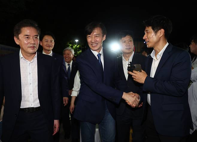 조국혁신당 조국 전 대표가 15일 서울 구로구 남부교도소에서 광복절 특별사면·복권 조치로 출소하며 지지자들과 인사하고 있다./뉴스1