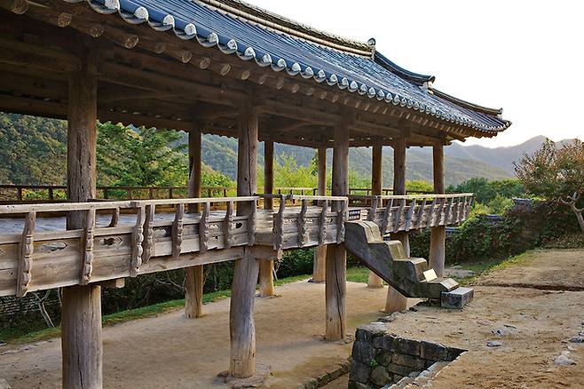 무심하게 깎은 만대루 계단