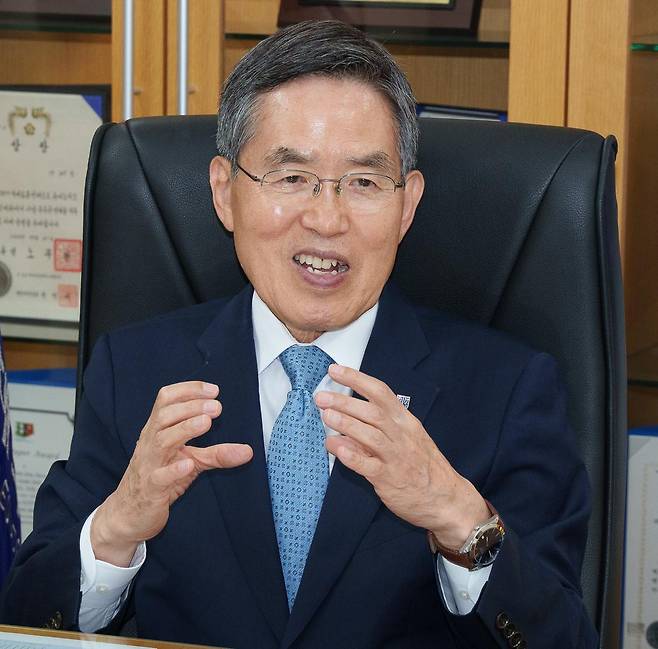 유길상 한국기술교육대 총장은 14일 동아일보와의 인터뷰에서 “혁신적인 교육 환경 변화와 평생직업능력 개발을 두 축으로 위대한 대학으로 체질을 개선하겠다”고 밝혔다. 한국기술교육대 제공