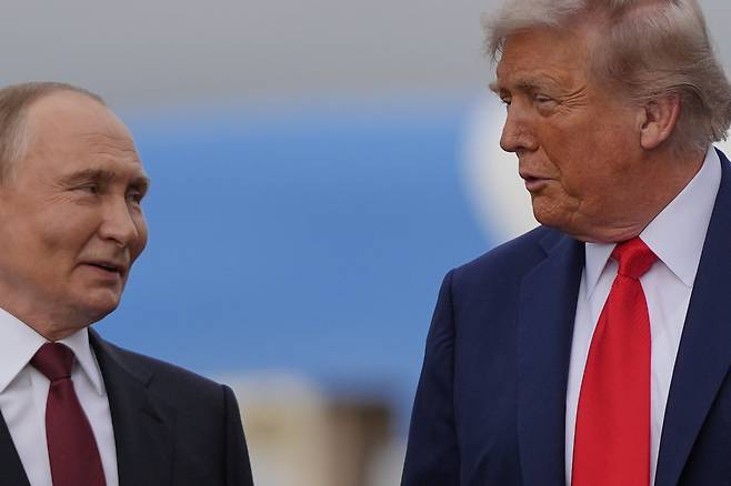 도널드 트럼프(오른쪽) 미국 대통령과 블라디미르 푸틴 러시아 대통령이 15일(현지 시간) 미 알래스카주 앵커리지의 앨먼도프-리처드슨 합동군사기지에서 만나 대화하고 있다. 앵커리지=AP 뉴시스