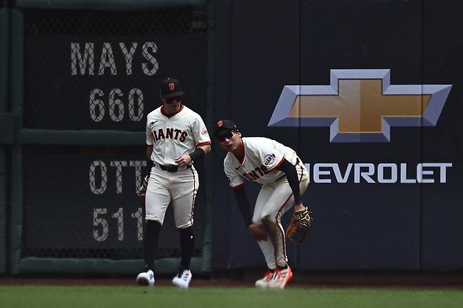 이정후(샌프란시스코·오른쪽)가 18일 탬파베이와의 미국프로야구 메이저리그 안방경기 4회초 때 얀디 디아스가 친 타구를 양쪽 무릎으로 잡은 후 일어나고 있다. 샌프란시스코=AP 뉴시스