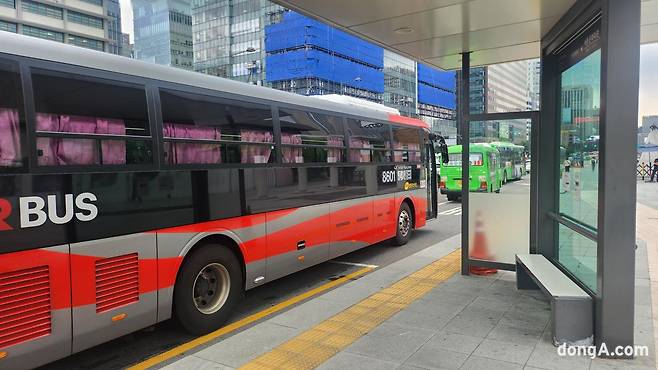 서울 서소문 고가 철거가 시작되면서 출근길 버스들이 광화문 등으로 우회해 시민들이 혼란을 겪었다. 안전 문제로 철거가 불가피했지만 교통 체증 우려도 커지고 있다. 사진은 기존 서소문로 고가도로 운행 루트를 우회해서 광화문에 진입하는 8601 광역버스. 최재호 기자 cjh1225@donga.com