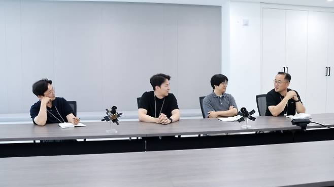 기자의 질문에 답하는 쎄트렉아이 위성 개발자들. 쎄트렉아이 제공