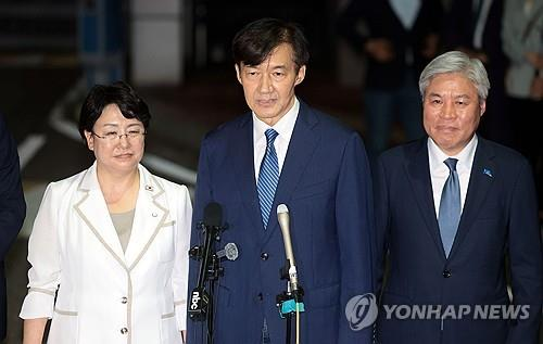 조국혁신당 조국 전 대표가 지난 15일 서울 구로구 남부교도소에서 광복절 특별사면·복권 조치로 출소하며 대국민 인사를 하고 있다.  [연합뉴스]