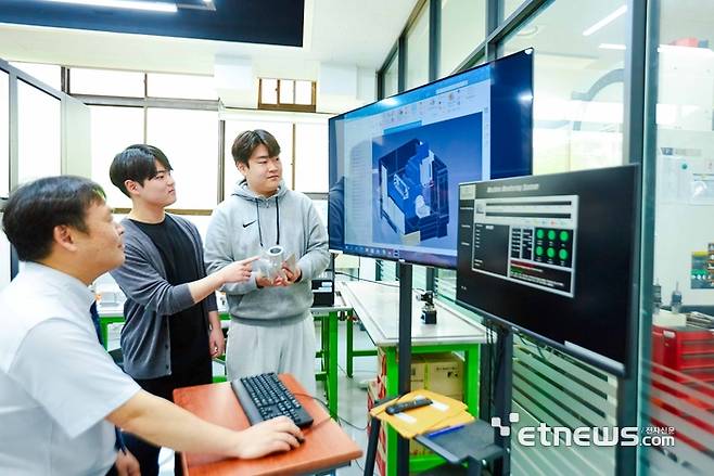 영진전문대 AI융합기계계열 디지털트윈 기반 5축 기계가공 실습 장면
