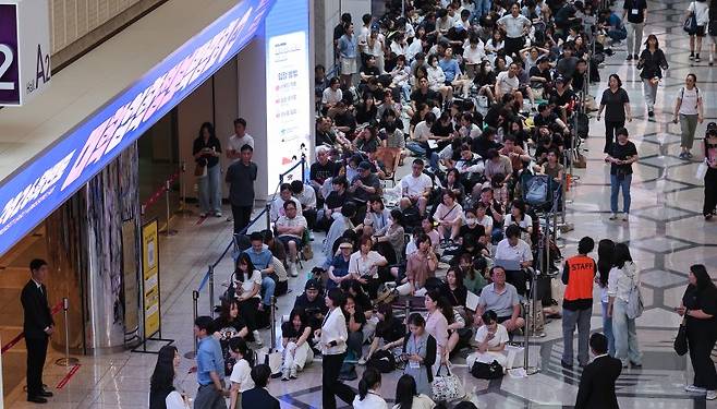 24일 서울 강남구 삼성동 코엑스에서 열린 2026학년도 수시대학입학정보박람회를 찾은 수험생과 학부모들이 입장을 기다리고 있다. 2025.7.24/뉴스1 ⓒ News1 김성진 기자 /사진=뉴스1