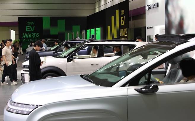 지난 6월 3일 코엑스에서 열린 'EV트렌드코리아 2025'에 다양한 전기차가 전시돼있다.뉴시스