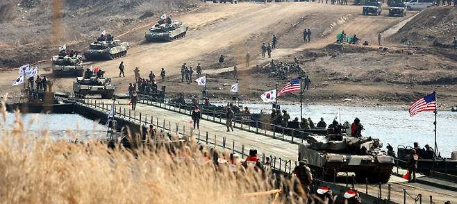 지난 3월 20일 경기 연천군 임진강 일대 석은소 훈련장에서 열린 한미 연합 제병협동 도하훈련에서 K1E1전차가 연합부교를 건너고 있다. 공동취재단