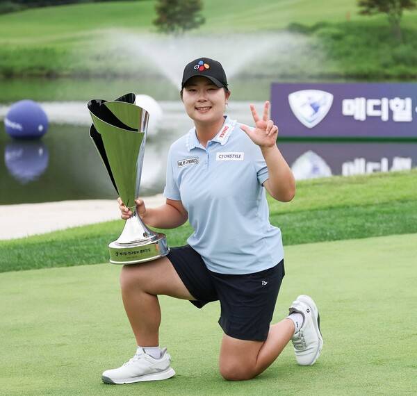 2025년 한국여자프로골프(KLPGA) 투어 메디힐·한국일보 챔피언십 우승을 차지한 홍정민 프로가 우승 트로피를 들고 기념 촬영하는 모습이다. 홍정민은 이번 대회 우승과 함께 KLPGA 투어 72홀 최소타(최저타, 최소 스트로크) 기록을 세웠다. 사진제공=KLPGA (사진을 무단으로 사용하지 마십시오.)