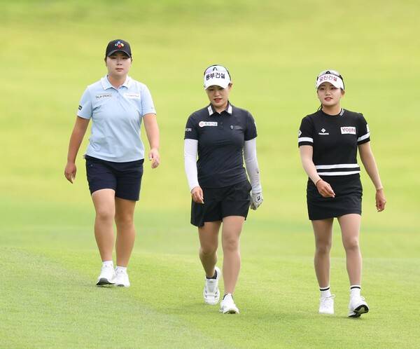 2025년 한국여자프로골프(KLPGA) 투어 메디힐·한국일보 챔피언십 우승을 차지한 홍정민 프로는 이번 대회 우승과 함께 KLPGA 투어 72홀 최소타(최저타, 최소 스트로크) 기록을 세웠다. 챔피언조에서 동반 우승 경쟁한 홍정민, 지한솔, 노승희 프로의 모습이다. 사진제공=KLPGA (사진을 무단으로 사용하지 마십시오.)