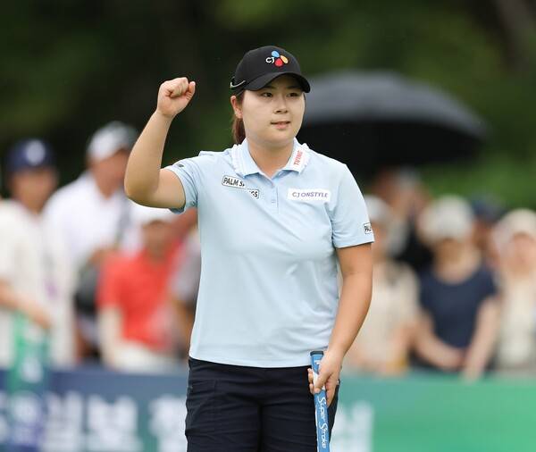 2025년 한국여자프로골프(KLPGA) 투어 메디힐·한국일보 챔피언십 우승을 차지한 홍정민 프로가 최종라운드에서 우승을 확정하는 모습이다. 홍정민은 이번 대회 우승과 함께 KLPGA 투어 72홀 최소타(최저타, 최소 스트로크) 기록을 세웠다. 사진제공=KLPGA (사진을 무단으로 사용하지 마십시오.)