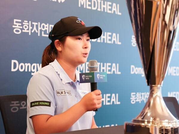 2025년 한국여자프로골프(KLPGA) 투어 메디힐·한국일보 챔피언십 우승을 차지한 홍정민 프로가 공식 우승 인터뷰 하는 모습이다. 홍정민은 이번 대회 우승과 함께 KLPGA 투어 72홀 최소타(최저타, 최소 스트로크) 기록을 세웠다. 사진제공=KLPGA (사진을 무단으로 사용하지 마십시오.)