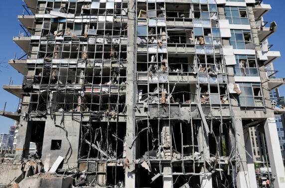 6월19일(현지시각) 이스라엘 라마트간에서 이란의 미사일 공격 이후 손상된 건물 모습. 라마트간/로이터 연합뉴스