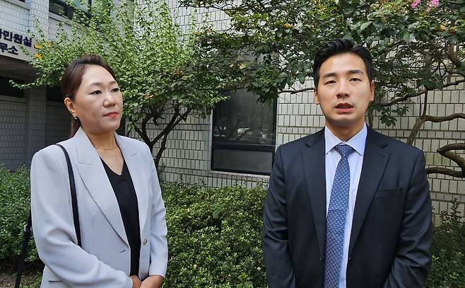 강혜경(왼쪽)씨와 그를 대리하는 문건일 변호사가 18일 창원지법에서 열린 공판 직후 취재진의 질문에 답하고 있다. 최상원 기자