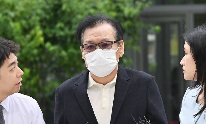 건진법사 전성배 씨가 18일 민중기 특별검사팀 사무실이 마련된 서울 종로구 KT 광화문빌딩 웨스트로 들어가고 있다. 전씨는 2022년 4∼8월께 윤모 통일교 전 세계본부장으로부터 교단 현안 관련 청탁과 함께 다이아몬드 목걸이, 샤넬백 등을 받은 뒤 이를 김건희 여사에게 전달했다는 혐의를 받고 있다. 공동취재사진