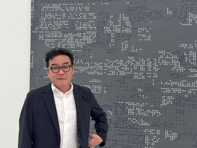 '외국인 생존 작가'로서는 최초로 광둥미술관에서 개인전을 열게 된 박종규 작가. 박 작가가 5일 자신의 작품 앞에서 전시에 대해 설명하고 있다. 광저우=이혜미 특파원