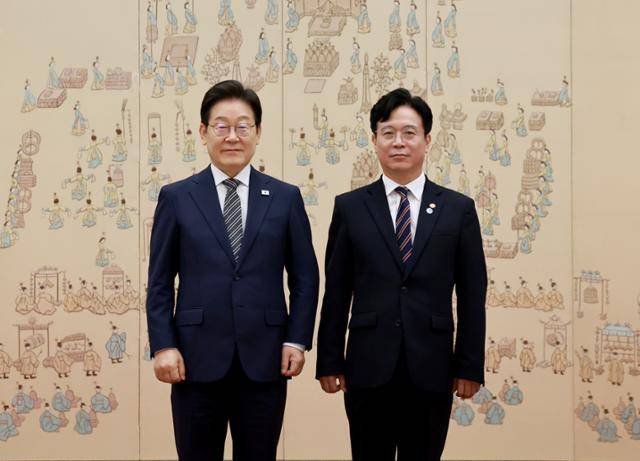 이재명 대통령이 지난달 23일 서울 용산 대통령실 청사에서 열린 임명장 및 위촉장 수여식에서 김영훈 고용노동부 장관에게 임명장을 수여한 뒤 기념촬영을 하고 있다. 대통령실통신사진기자단