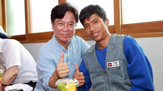 김영훈 고용노동부 장관이 지난 8일 전북 완주군 소재 한 상추재배 농가를 찾아 외국인 이주노동자와 엄지를 들어 올리는 모습. 김 장관은 이주노동자를 공동체 구성원의 관점에서 풀어내겠다고 밝혔다. 고용노동부 제공