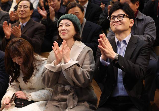 지난해 2월 2일 국민의힘 한동훈(앞줄 오른쪽) 당시 비상대책위원장과 배현진(가운데) 의원이 서울 송파구 송파책박물관에서 열린 '2024 설날맞이 희망콘서트'에 참석해 박수치고 있다. 배 의원 피습 사건 다음 달의 모습이다. 연합뉴스